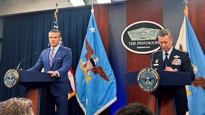 El secretario de Defensa, Pete Hegseth (izquierda), y el jefe del Estado Mayor, el general Dan Caine, este jueves en el Pentágono.