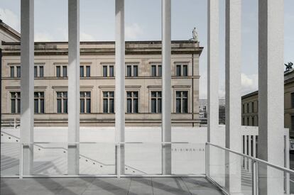 Vista del Neues Museum desde la Galería James Simon, de David Chipperfield, en la Isla de los Museos de Berlín, donde este verano se inaugura la nueva estación de metro Museumsinsel.