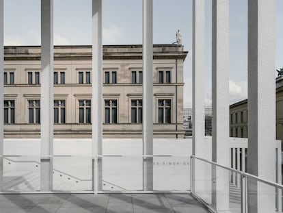 Vista del Neues Museum desde la Galería James Simon, de David Chipperfield, en la Isla de los Museos de Berlín, donde este verano se inaugura la nueva estación de metro Museumsinsel.