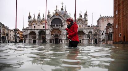 Una mujer en la plaza de San Marcos de Venecia, en noviembre, cuando sufrió la mayor inundación desde 1966.