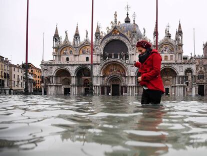 Una mujer en la plaza de San Marcos de Venecia, en noviembre, cuando sufrió la mayor inundación desde 1966.
