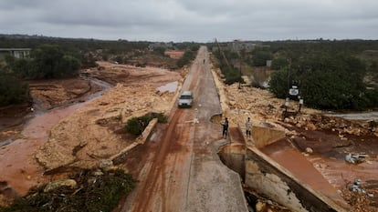 Vista aérea de una carretera afectada por el temoral en Shahat, el lunes.