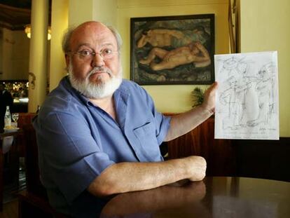 José Luis Cuerda, en el Círculo de Bellas Artes de Madrid, con el dibujo que realizó durante la entrevista.