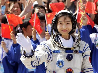 Liu Yang, la primera astronauta china, hoy durante la ceremonia de despegue en el Centro de Lanzamientos de Sat&eacute;lites Jiuquan, en la provincia de Gansu.