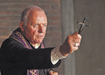 <b>Anthony Hopkins en el papel del exorcista real Gary Thomas en <i>The rite.</i></b>