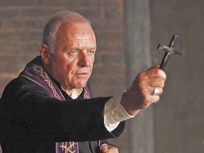 <b>Anthony Hopkins en el papel del exorcista real Gary Thomas en <i>The rite.</i></b>