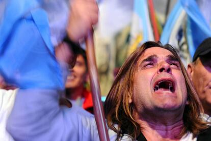 Un argentino celebra la expropiación de YPF a Repsol tras la votación en el Parlamento argentino.