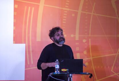 David Cuartielles, co-creador de Open Hardware Arduino, el programa que se ha convertido en una plataforma líder para quienes realizan sus propios proyectos electrónicos, habla durante el primer dí­a de actividades de 'EL PAÍS con tu futuro Tech'.