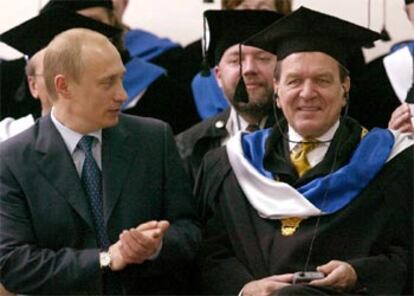 Putin (izquierda) y Schröder, tras recibir éste el título de doctor <i>honoris causa</i> de la Universidad de San Petersburgo.
