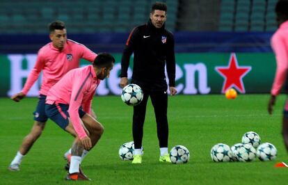 Simeone observa a Giménez y Correa durante el entrenamiento del Atlético en Bakú.