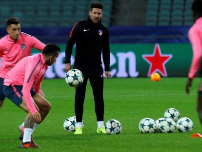 Simeone observa a Giménez y Correa durante el entrenamiento del Atlético en Bakú.
