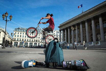 El rider colombiano Julián Molina practica con su bicicleta BMX en París (Francia).