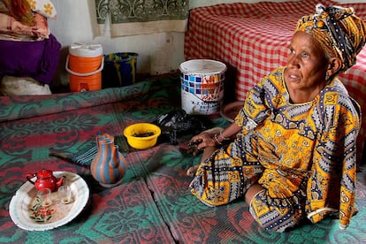 Haira, de 52 años, es una de las 45 mujeres que en el 2008 empezaron a trabajar el huerto de Widou que actualmente abastece al pueblo de frutas y verduras.