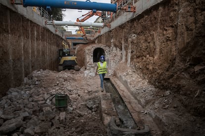 Una trabajadora camina por el interior de las obras del nuevo colector de aguas de la Avenida Diagonal en Barcelona el pasado 4 de agosto.