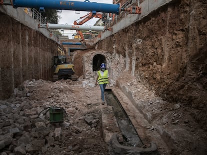 Una trabajadora camina por el interior de las obras del nuevo colector de aguas de la Avenida Diagonal en Barcelona el pasado 4 de agosto.
