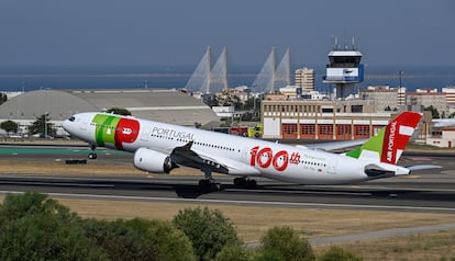 Un avión de TAP despega en el aeropuerto Humberto Delgado, en Lisboa.