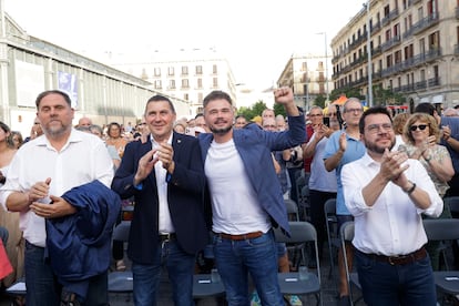 De izquierda a derecha, el presidente de ERC, Oriol Junqueras, el coordinador general de EH Bildu, Arnaldo Otegi y y el cabeza de cartel republicano por Barcelona, Gabriel Rufián, en el acto de Barcelona