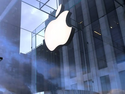 Logo de Apple en una tienda de la compañía en Nueva York.