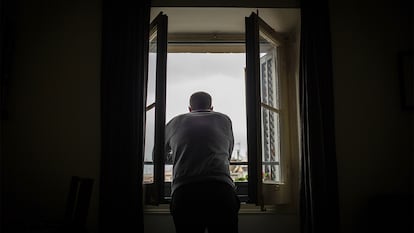 Un hombre se asoma a su ventana durante el confinamiento de la primera ola, el 23 de marzo de 2020 en Barcelona.