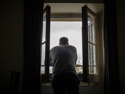 Un hombre se asoma a su ventana durante el confinamiento de la primera ola, el 23 de marzo de 2020 en Barcelona.