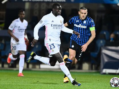 Mendy conduce el balón ante la mirada de Toloi.