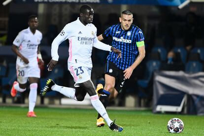 Mendy conduce el balón ante la mirada de Toloi.