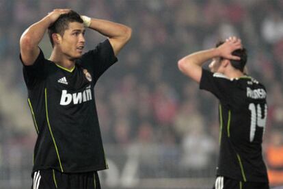 Cristiano Ronaldo y Xabi Alonso se lamentan tras un disparo del portugués que se estrelló en el larguero en los últimos minutos del partido.