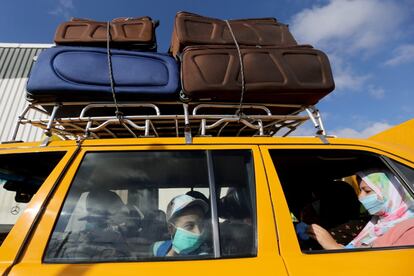 Dos palestinos cruzan en un taxi el paso fronterizo de Rafah con Egipto, reabierto por primera vez este martes desde que se cerró en marzo por las restricciones de la Covid-19, en el sur de la Franja de Gaza.