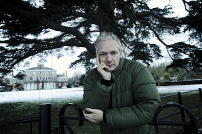 El fundador de Wikileaks, Julian Assange, en la finca de Bungay (Reino Unido),donde se hospedaba, durante su periodo de libertad bajo fianza, por un supuesto delito de violación, en 2010.