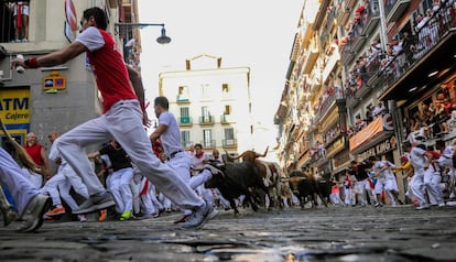 Corredores junto a los toros de la ganadería Núñez del Cubillo, el 11 de julio de 2018.  