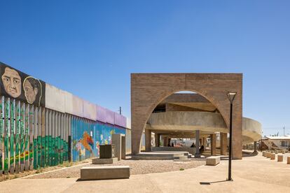 La biblioteca de Fernanda Canales junto al paso fronterizo.