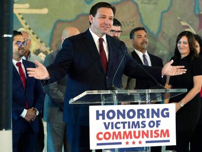 Ron DeSantis habla este lunes en la Torre de la Libertad, en Miami.