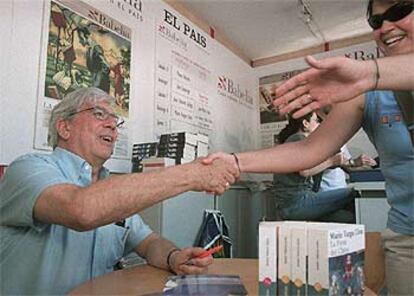 Mario Vargas Llosa firma ejemplares, ayer, en la caseta de EL PAÍS, en la Feria del Libro.

 / GORKA LEJARCEGI