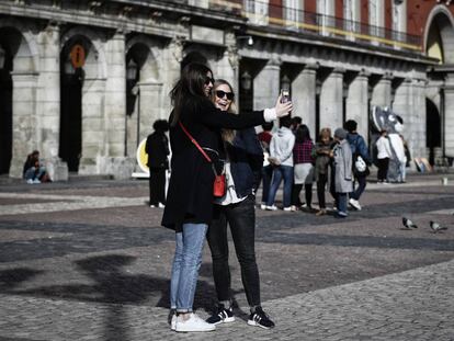 Dos mujeres se autorretratan en la Plaza Mayor.
