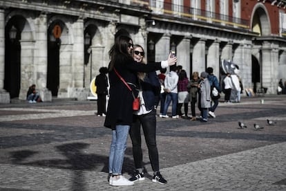 Dos mujeres se autorretratan en la Plaza Mayor.