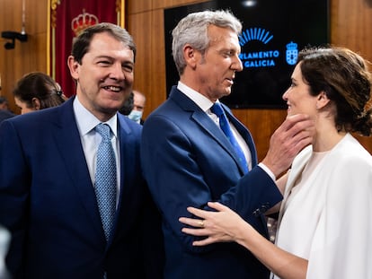 Mañueco, Rueda y Ayuso, este sábado en el Parlamento gallego durante el acto de toma de posesión.