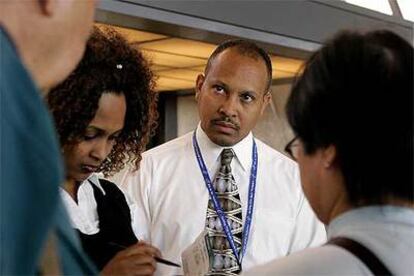 Un inspector de comportamientos observa a los pasajeros en el aeropuerto de Dulles (Washington).