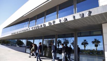 Alumnos en la puerta de la escuela de cine Ciudad de la Luz.