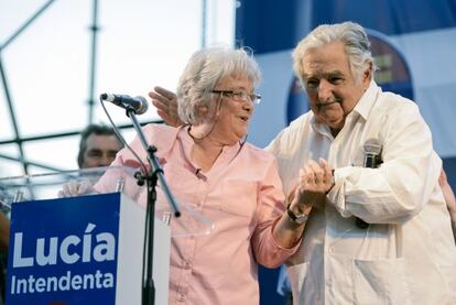Lucía Topolansky, en campaña, acompañada por su esposo José Mujica