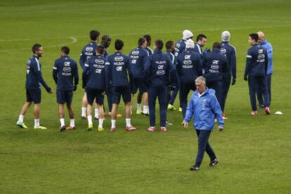 Didier Deschamps, seleccionador francés, junto a los jugadores de su equipo en Saint-Denis.