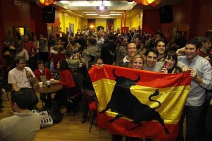 Un grupo de españoles celebra el fin de año en la taberna La Nacional de Nueva York.
