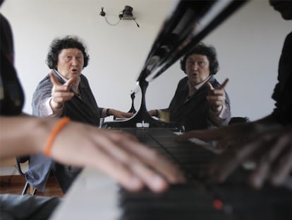 La profesora de piano Galina Eguiazarova, durante una clase.