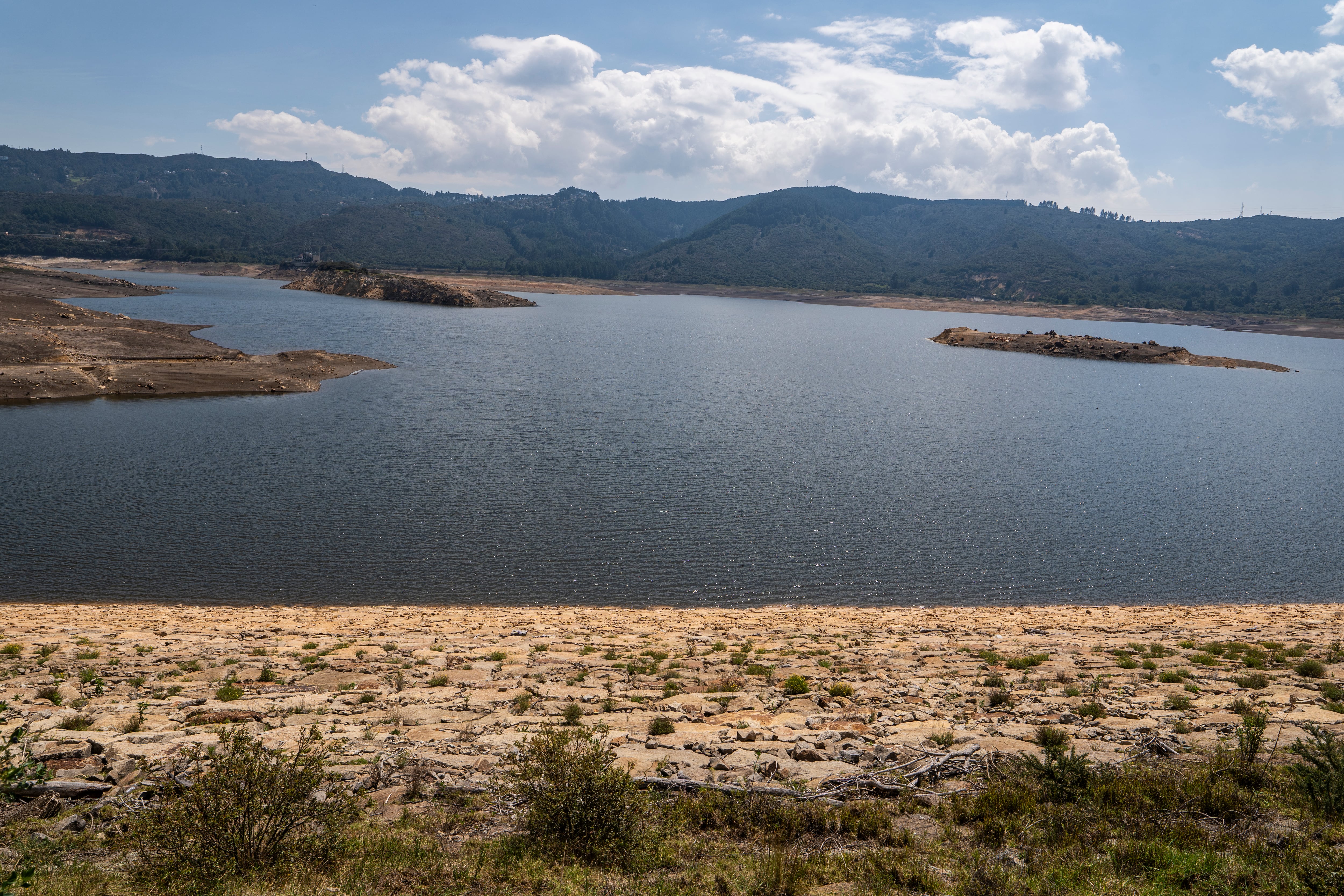 La autoridad ambiental limita a Coca-Cola la explotación de los manantiales en La Calera para priorizar el consumo humano