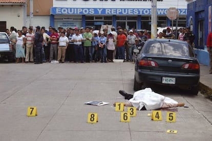 The body of prosecutor Manuel D&iacute;az Mazariegos lies in a street of Choluteca. 