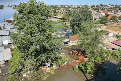 Vista aérea de una calle de Jersón inundada, tras el colapso de la presa. 