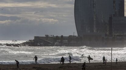 La playa de la Barceloneta, calificada de apta para el baño, en 2013.