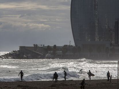 La platja de la Barceloneta, després d'un temporal el 2013.