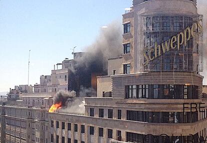 Un incendio se ha desatado esta tarde por causas aún no esclarecidas la azotea del número 46 de la Gran Vía, en pleno centro de Madrid.