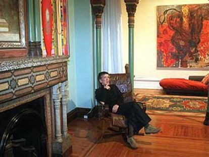 La galerista Emilia Epelde, en un rincón de su casa, con un cuadro de Juan Luis Goenaga al fondo.
Ana Aguirre (izquierda) y Miren Azkarate.