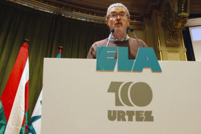 Adolfo Muñoz, durante su intervención de ayer ante la afiliación de ELA.
